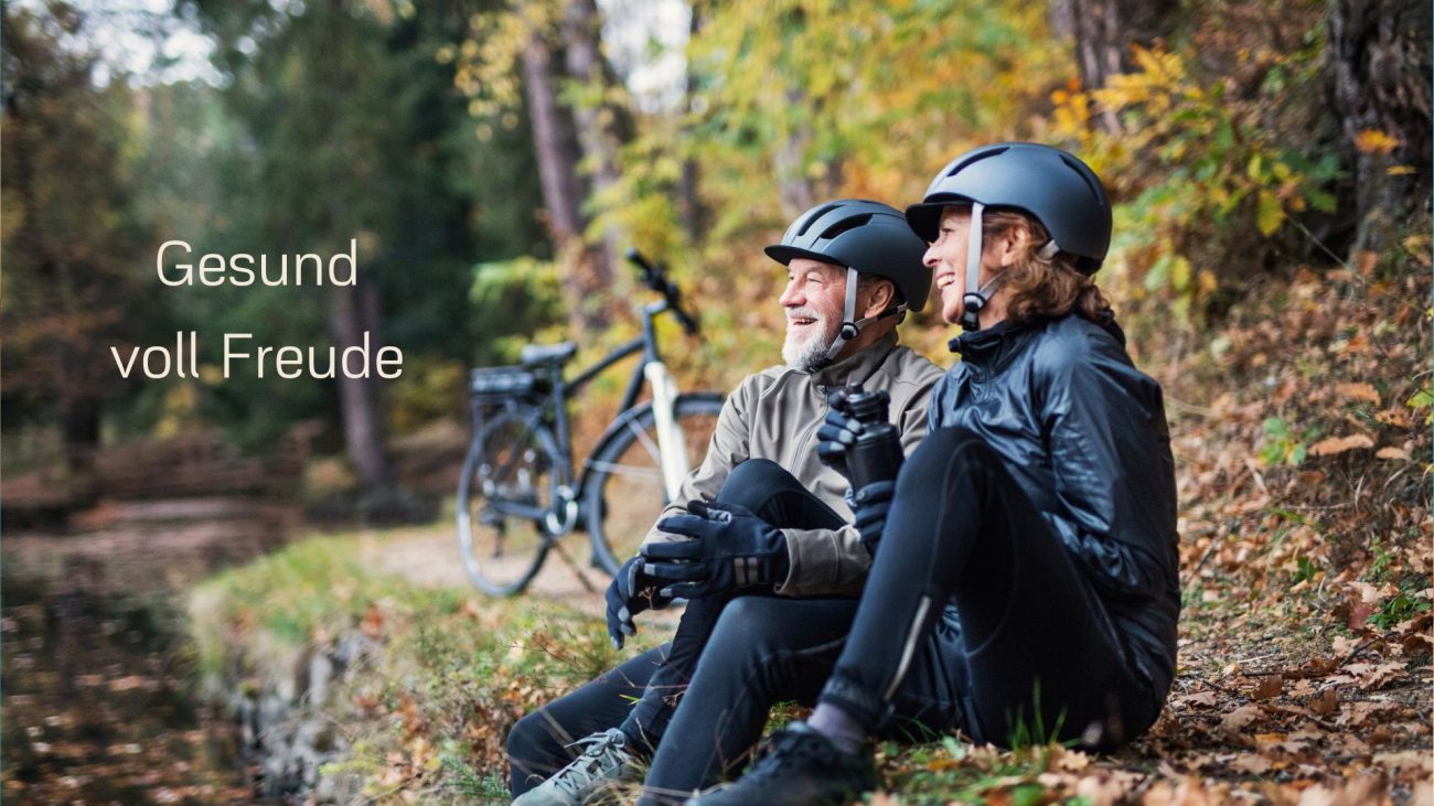 Älteres Paar auf einer Fahrradtour im Wald